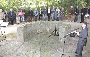 Die Gedenkveranstaltung beim Erlich-Mahnmal. Foto: StVw