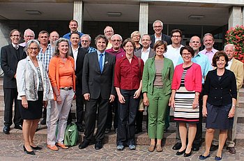 Der neue Gemeinderat auf den Stufen des Gaggenauer Rathauses. Foto: Stvw