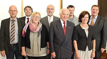 Verabschiedet durch Oberb�rgermeister Florus und B�rgermeisterin Sch�uble: die Stadtr�te Albert Kamm, Gerlinde Stolle, Artur Haitz, Wolfgang Freidel, Jiri Machacek und Wilfried Schmitt (v.l.n.r.). Foto: StVw