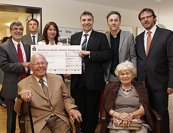 45.000 Euro f�r das neue Gerhard-Eibler-Haus. Im Vordergrund der Namenspatron und seine Gattin. Foto: StVw