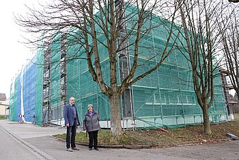Die Fassade der Mehrzweckhalle in Oberweier erh�lt eine komplette Sanierung. Foto: StVw