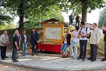 Ein Applaus f�r den neuen �Keschteweg�: Die liebevoll gestaltete �bersichtskarte steht bei der Festhalle. Foto: StVw