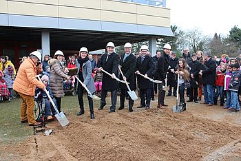 Die neue Ludwig-Guttmann-Schule wird an die bestehende Erich-K�stner-Schule (im Hintergrund) angebaut. Foto: StVw<br />
