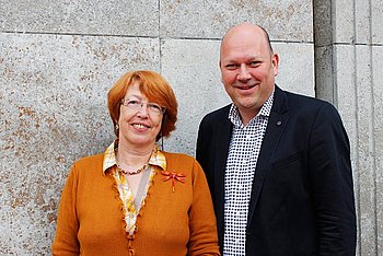 Sabine Katz (Gewerbeverein Gernsbach) und Michael Meurers (Werbegemeinschaft Gaggenau) pr�sentieren den neuen Gutschein. Foto: StVw<br />
