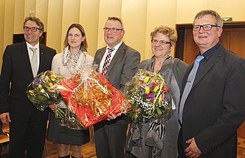 Oberb�rgermeister Christof Florus verabschiedete Achim Rheinschmidt (rechts mit Gattin Annemarie) und begr��te Oliver Grote (mit Gattin Kerstin). Foto: StVw<br />
