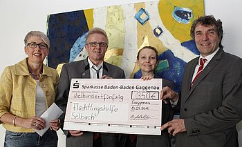 �bergabe des Spendenschecks an die Stadtverwaltung. Foto: StVw