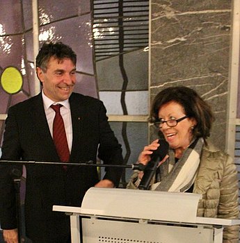 B�rgermeisterin Brigitte Sch�uble begl�ckw�nscht den Amtsinhaber. Foto: StVw