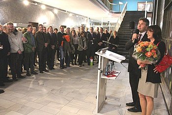 Etliche G�ste waren ins Foyer des Rathauses gekommen. Foto: StVw