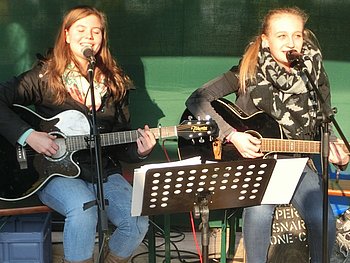 Das Gitarrenduo Horizont um Davina Rangk und Lea Abendsch�n spielt am 10. April in der Gaggenauer Innenstadt. Foto: privat<br />
