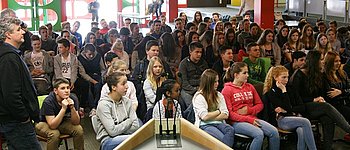 125 Achtkl�ssler der Realschule Gaggenau trafen sich im Foyer der Schule, um mehr �ber Kommunalpolitik zu erfahren. Foto: StVw<br />
