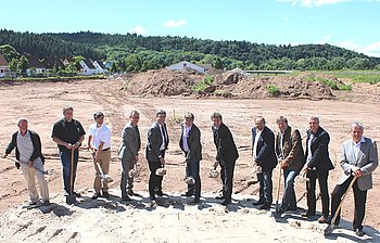 Spatenstich in malerischer Umgebung: Auf dem ehemaligen Areal der Gaggenau Werke entsteht attraktive Wohnbebauung. Foto: StVw