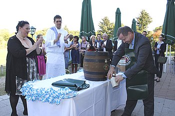 �O�zapft is�: Mit einem Oktoberfest, zu dem B�rgermeister Michael Pfeiffer den Fassanstich vornahm, startete �Jedermann� Spoga� im Traischbachtal jetzt ganz offiziell. Das neue P�chterehepaar Mario und Michaela Rebellato (links im Bild) hatten eingeladen. Foto: StVw