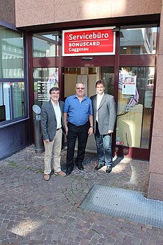 Die Stadtwohnung-Betriebsleiter Andreas Merkel und Ulrich Geiges (auf dem Bild mit Hauptamtsleiter Peter Antoniewski) (v.l.n.r) begr��en ihre Kunden jetzt ebenerdig. Foto: StVw