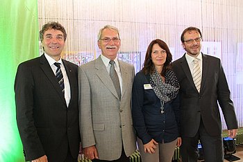 W�hrend Altenhilfe-Gesamtleiter Eberhard Veser in den wohlverdienten Ruhestand geht, hat Peter Koch seine Nachfolge angetreten. Neue Leiterin des Oskar-Scherrer-Hauses ist Daniela Klemm. Foto: StVw