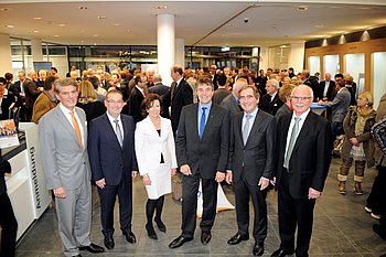 Auch Oberb�rgermeister Christof Florus und B�rgermeisterin Brigitte Sch�uble geh�rten zu den Gratulanten der Volksbank. Foto: privat