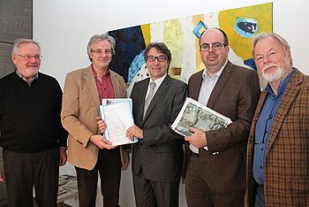 Die Vertreter des Runden Tischs bei der Dokumenten�bergabe im Rathaus an Oberb�rgermeister Christof Florus und Stadtplanungsabteilungsleiter Christian Frey (2.v.r.). Foto: StVw 