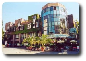 Das Bild zeigt das Haus am Markt in der Fu�g�ngerzone von Gaggenau. Hier ist auch die Stadtbibliothek untergebracht.