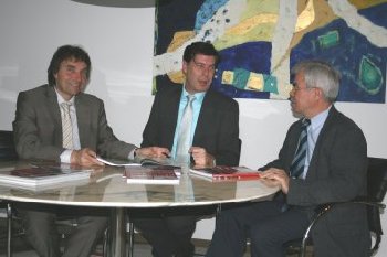 links ist Oberbrgermeister Christof Florus zu sehen, mittig Geschftsfhrer Krau vom KGM Verlag und rechts Hauptamtsleiter Rudolf Horsch.