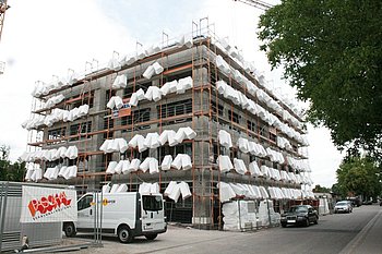 Die k�nftige W�rmed�mmung schm�ckt das �rztehaus<br />
 <br />
