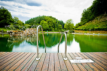 Jetzt ruht sie wieder still, die Wasseroberfl�che des Waldseebads. Foto: Uwe R�der