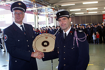 Begegnung in freundschaftlicher Atmosph�re: die beiden Feuerwehrkommandanten Dieter Spannagel und Serge Bourguignon vor ihren Kameraden. Foto: Michael Bracht