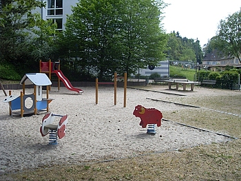Zu sehen ist ein Foto vom Spielplatz Victoriastra�e mit Spielger�ten.