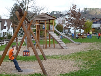 Zu sehen ist ein Foto vom Spielplatz Brunnen�cker mit Spielger�ten.