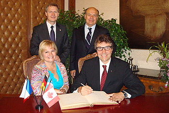 Eintrag ins Goldene Buch der Stadt Annemasse: B�rgermeisterin Marl�ne Cordato (Boisbriand/Kanada), Stadtpr�sident Jacek Walczak (Sieradz/Polen), B�rgermeister Christian Dupessey (Annemasse/Frankreich) und Oberb�rgermeister Christof Florus (v.l.). Foto: StVw