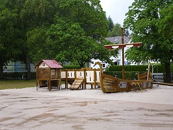 Zu sehen ist ein Foto vom Spielplatz Grittweg mit Spielger�ten.