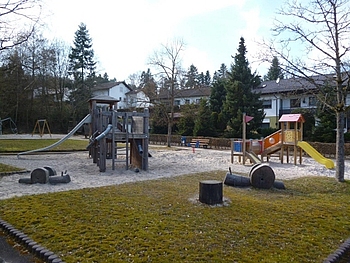 Zu sehen ist ein Foto vom Spielplatz Hugo-Junkers mit Spielger�ten.