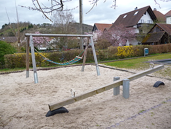 Zu sehen ist ein Foto vom Spielplatz Brunnenwiesenstra�e mit Spielger�ten.