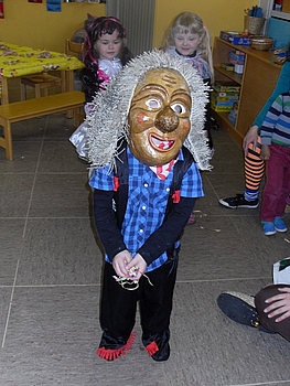 Kind mit Maske im Kindergarten Oberweier