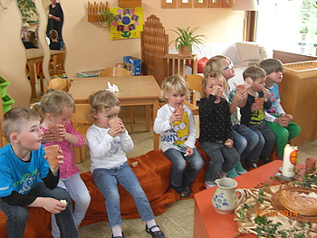 Kinder beim essen und trinken