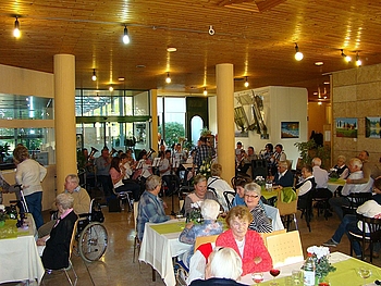 Hohes Ansehen genie�t das Helmut-Dahringer-Haus, in dem Senioren sich sichtlich wohl f�hlen. Foto: privat<br />
