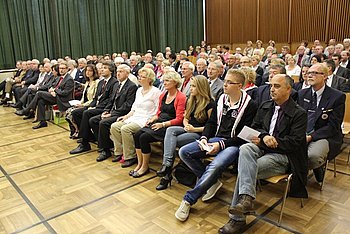 Zahlreiche B�rgerinnen und B�rger wohnten dem Festakt im Rathaus bei. Foto: StVw<br />
