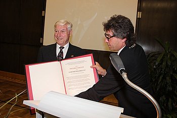 Ehre, wem Ehre geb�hrt: Friedrich Weiler ist neuer Ehrenb�rger Gaggenaus. Foto: StVw