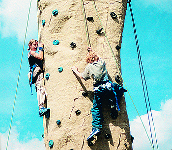 Ein Kletterturm steht f�r die Kids auf dem Marktplatz bereit. Foto: privat