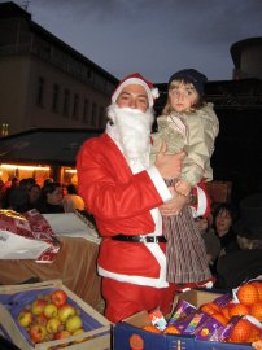 Weihnachtsmann mit Kind auf dem Arm