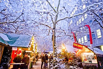 Der Gaggenauer Adventsmarkt l�dt zum geselligen Verweilen ein. Foto: Uwe R�der