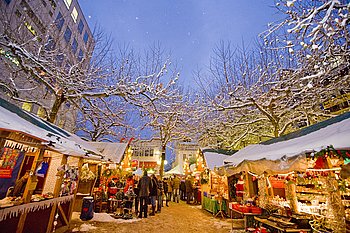 Gesellige Stunden k�nnen die Besucher auf dem Gaggenauer Adventsmarkt verbringen. Foto: Uwe R�der<br />
