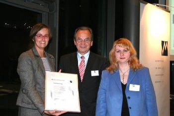 Christina Palma Diaz, Hans-Jrgen Wischhof, Ute Kretschmer-Risch sind stolz auf die Auszeichnung, die sie entgegennahmen.<br />
