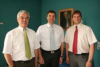 Der jetzige und der k�nftige Hauptamtsleiter, Rudolf Horsch und Peter Antoniewski, nehmen Oberb�rgermeister Christof Florus in die Mitte. Foto: StVw