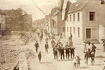 Umzug durch die Hauptstra�e im Jahr 1907