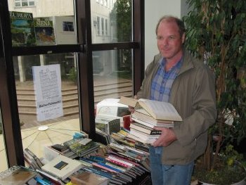 Ein Gaggenauer besucht den Bcherflohmarkt in der Stadtbibliothek.