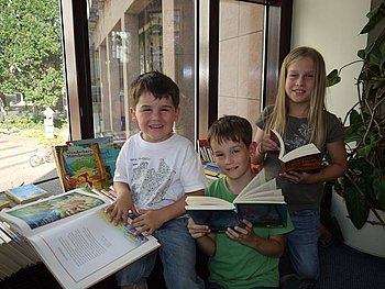 Die J�ngsten freuen sich �ber die gro�e Auswahl an Kinderb�chern. Foto: StVw