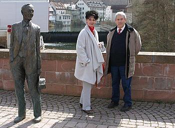 Gezeigt wird die Autorin Elisa Musch Becker mit Dr. Jos Snchez de Murillo, mit der Statue von Herman Hesse, in Calw.