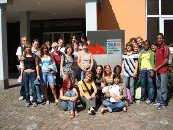 Gruppenfoto der 24 Jugendlichen vor dem SWR Gebude in Baden-Baden.