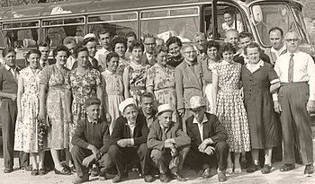 gezeigt wird ein Gruppenbild einer Reisegruppe aus den 60er Jahren des letzten Jahrhunderts.
