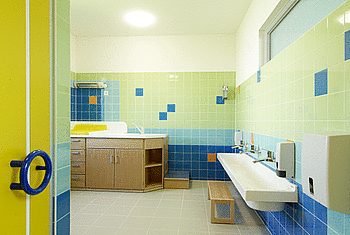 Waschbecken und Wickelkomode