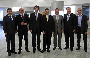 F�r eine Modernisierung der Gaggenauer Sparkassenkundenhalle: Lothar Volle, Vorstandsmitglied der Sparkasse, Dieter Kraft, stellv. Vorstandsvorsitzender, Stefan Siebert, Vorstandsvorsitzender, Oberb�rgermeister Christof Florus, Karsten Mu�ler, B�rgermeister Kuppenheim, Wolfgang Gerstner, Oberb�rgermeister Baden-Baden, und Robert Wein, B�rgermeister Bischweier (v.l.). Foto: privat